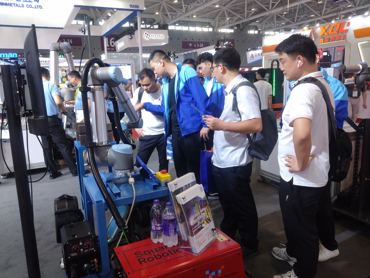  Doanh nghiệp Việt tham quan và trao đổi trực tiếp với đối tác quốc tế tại gian hàng BEW (Nguồn: Sưu tầm)
